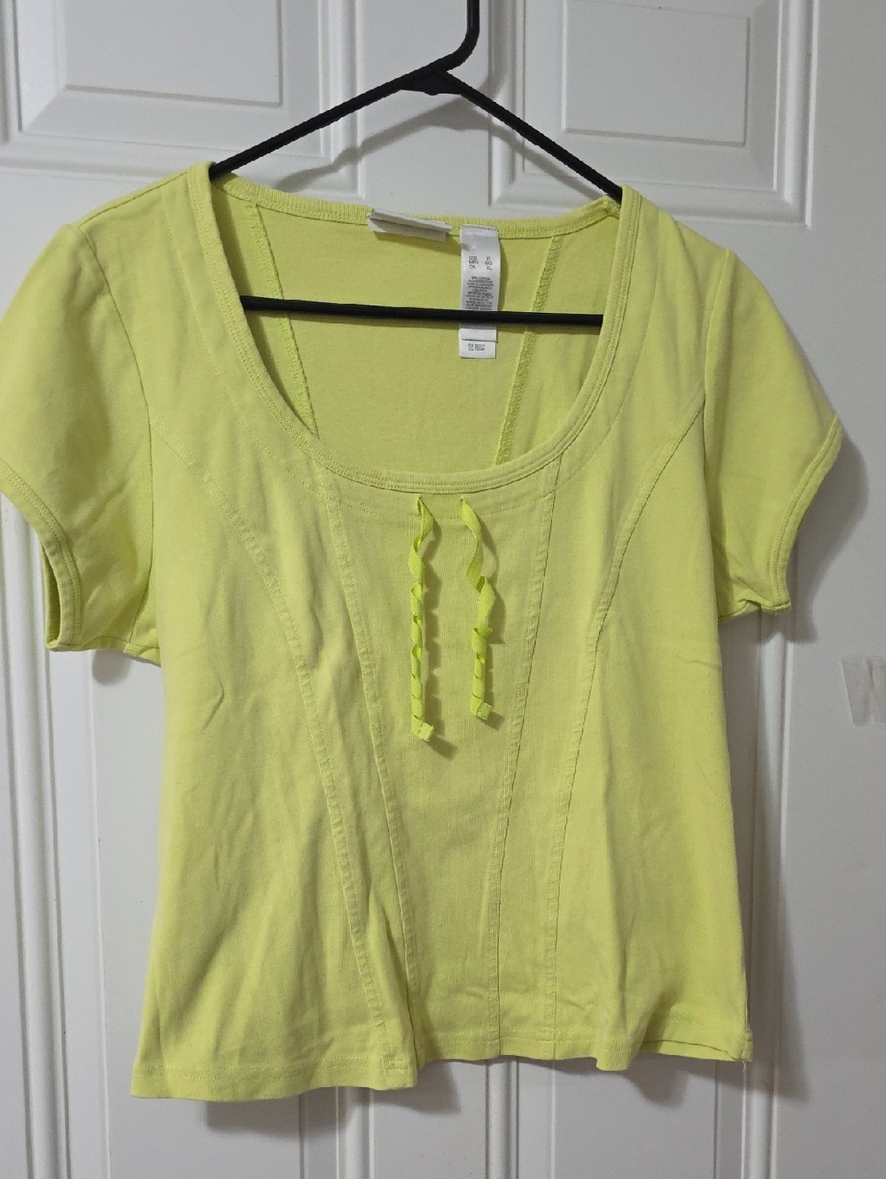 Liz Claiborne Scoop Neck Short Sleeve Top in Yellow